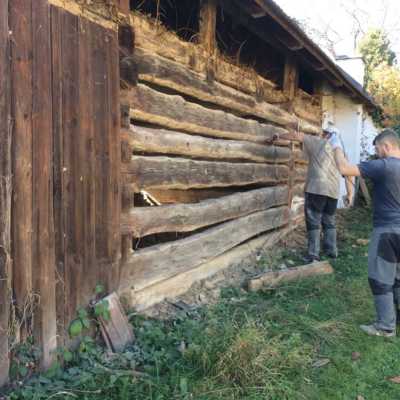 Odstranění mezitrámové mazaniny a očištění povrchu trámů od všech nečistot a požerku dřevokazného hmyzu.